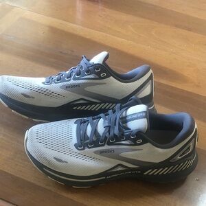 Brooks Adrenaline GTS 23 Men's Running Shoes - Dark & Light Gray size 9.5